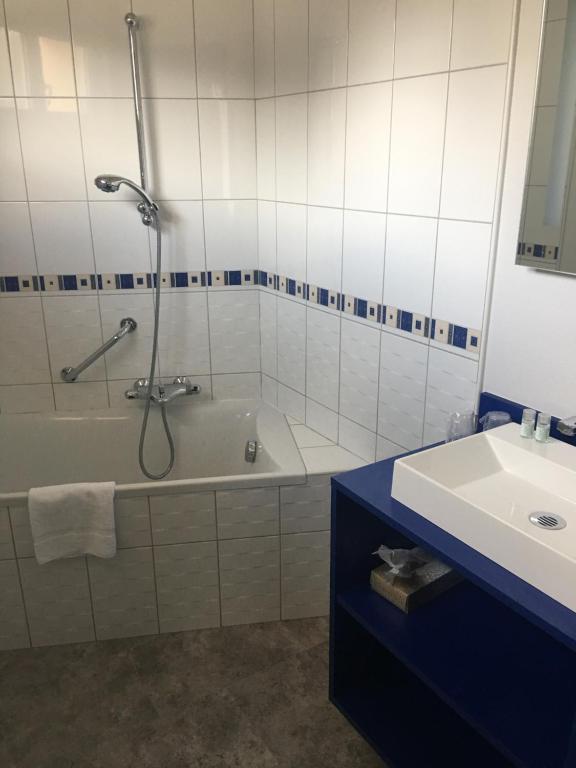 Koupelna v ubytování Bagnoles Hotel - Contact Hotel