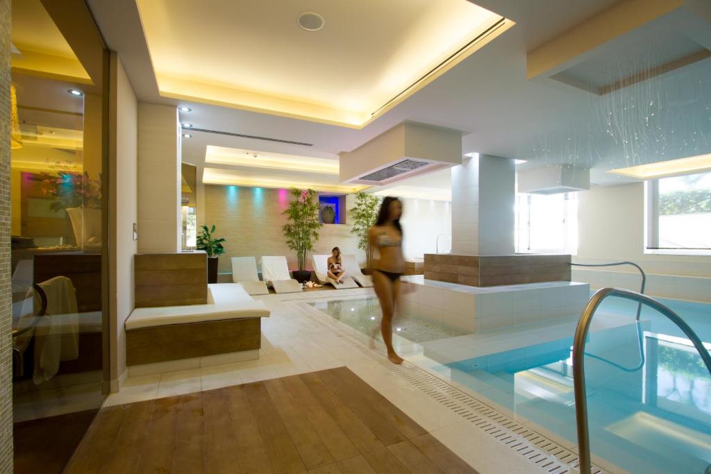 Bazén v ubytování Hotel Miramare nebo v jeho okolí