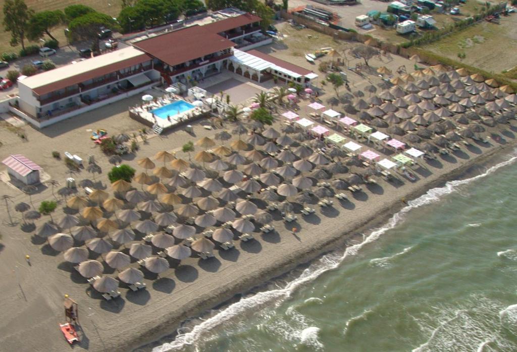 una vista aérea de una playa con un complejo en Beach Club Ippocampo, en Ippocampo