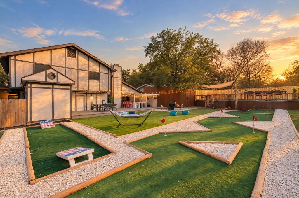 Pool, Gameroom & Minigolf Enchanting Texas Home
