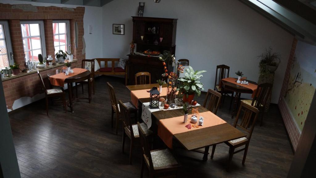 HerbslebenにあるPension Mühlradのテーブルと椅子が備わるレストランのオーバーヘッドビュー