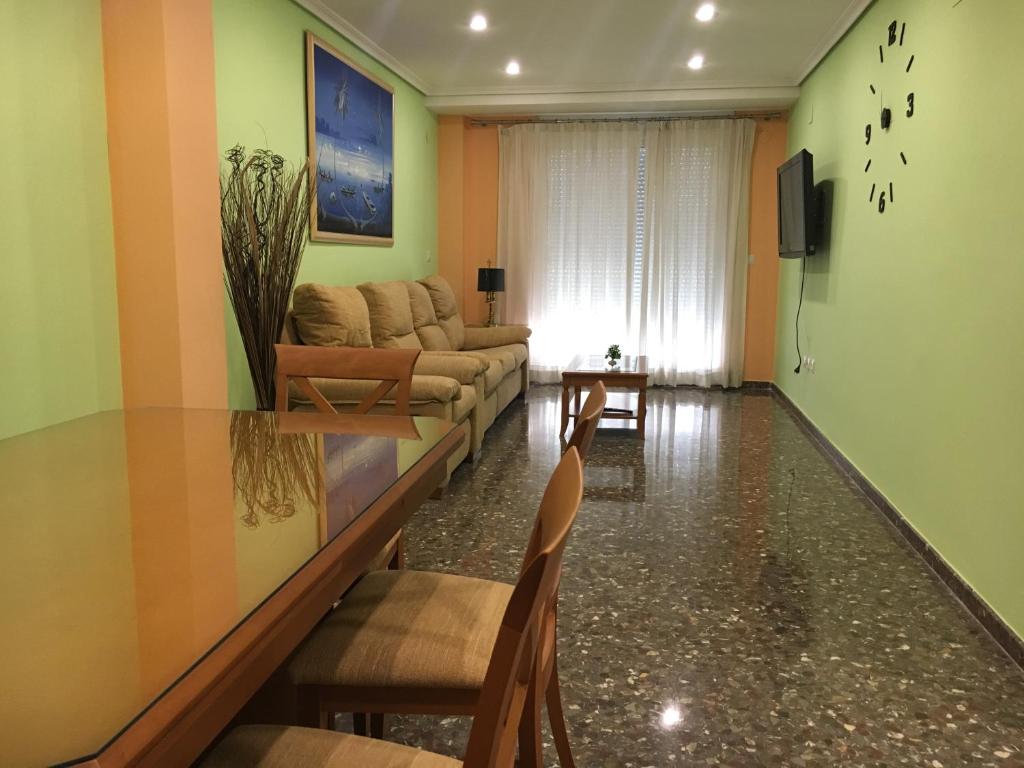 een woonkamer met een bank en een tafel en stoelen bij Apartament Magnífico in Paiporta