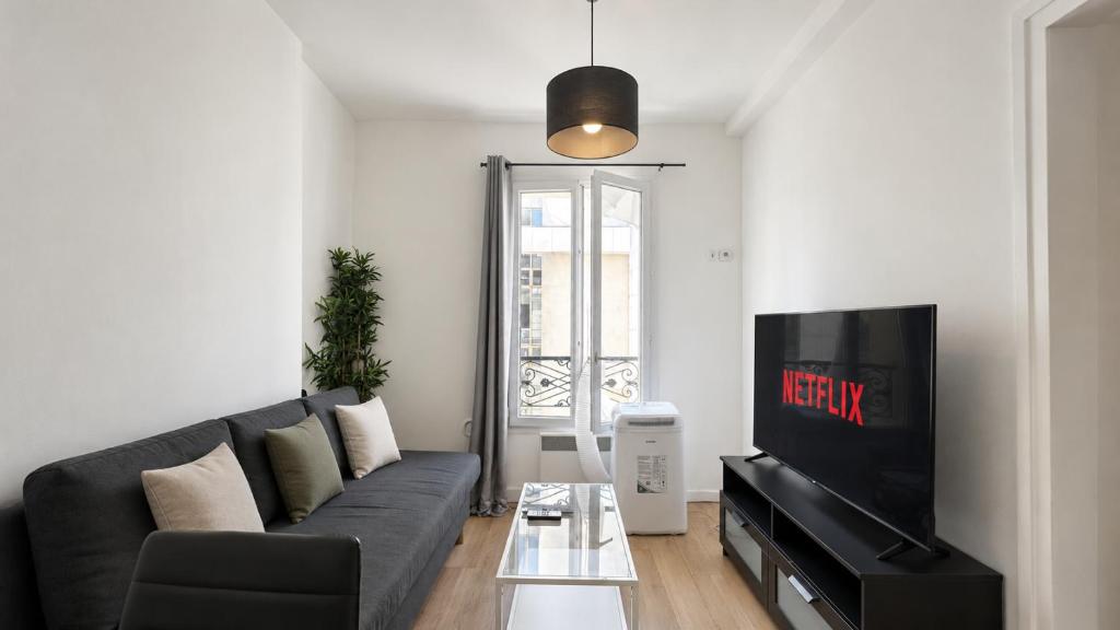 Eiffel Tower 1BR Mezzanine Apartment with Netflix