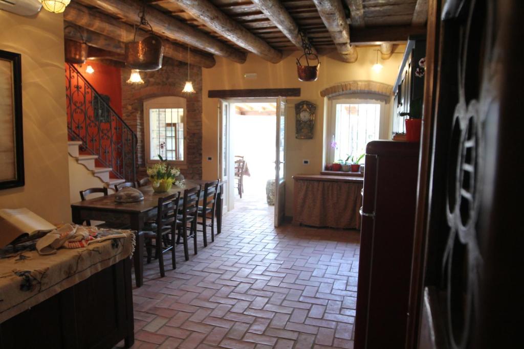 un pasillo de un restaurante con mesa y sillas en Relais Corte Sant' Agata B&B en Verona