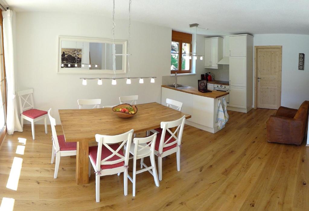 uma cozinha e sala de jantar com uma mesa de madeira e cadeiras em AlpenAppartements Brand em Brand