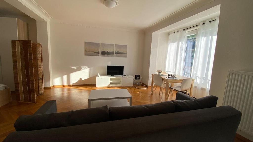 Sunny little studio-City centre & train station