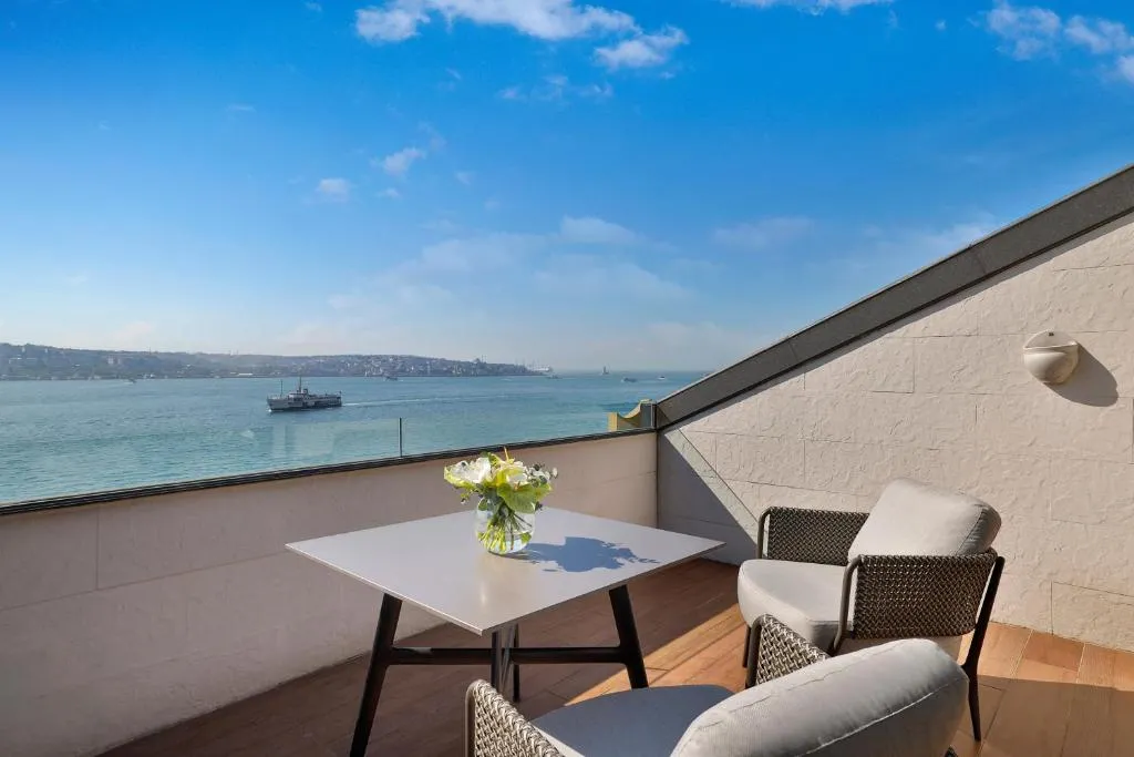 Horizon Terrace Jr. Suite with Bosphorus Room with exclusive Horizon privileges