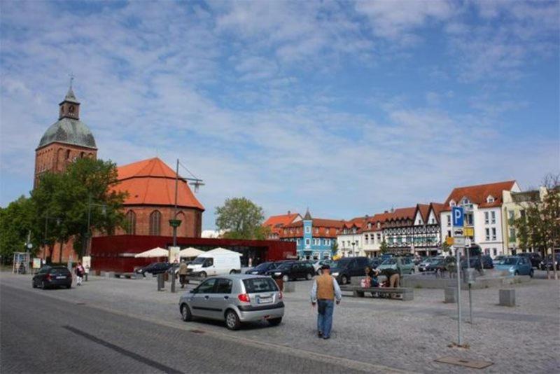 Ein Mann, der in einer Stadt auf einer Straße läuft in der Unterkunft Ferienhaus Ribnitz MOST 751 in Ribnitz-Damgarten