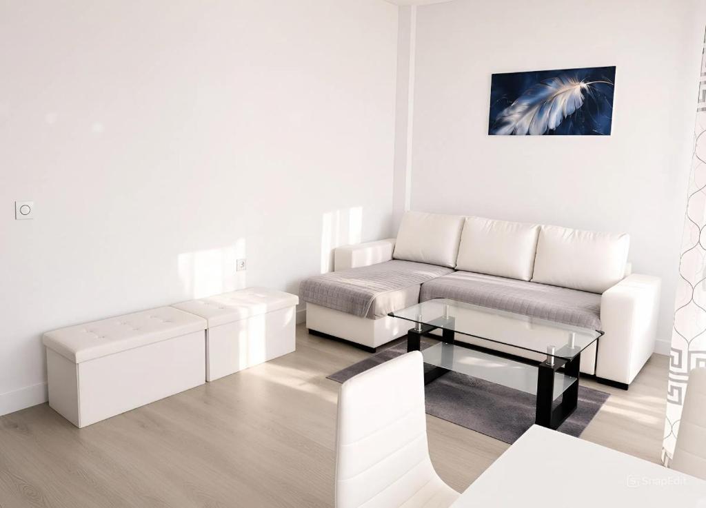 ICON Beach Apartment - 1 Min to Beach & Free Garage