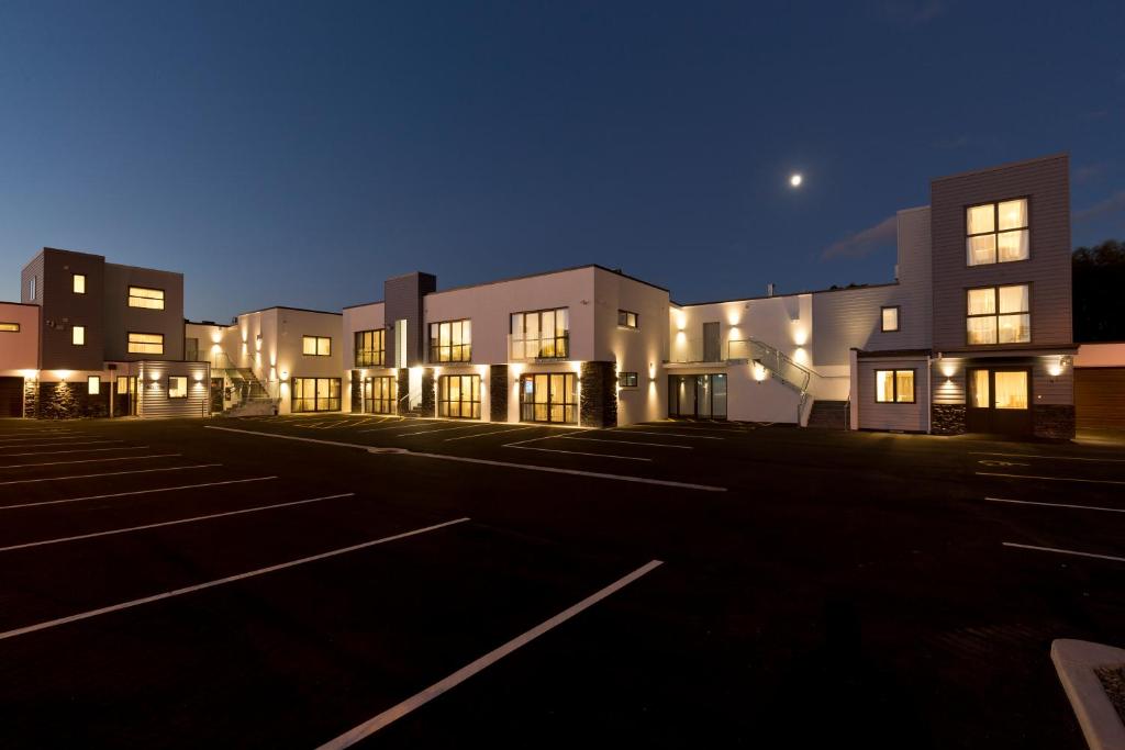 2 on Whiteleigh and 239 on Lincoln Motel - Resim 4