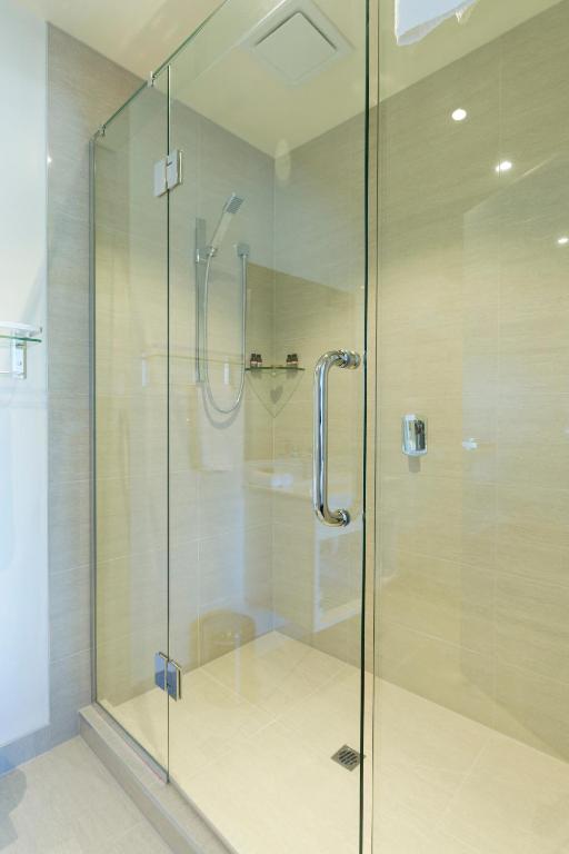 2 on Whiteleigh and 239 on Lincoln Motel - Resim 2