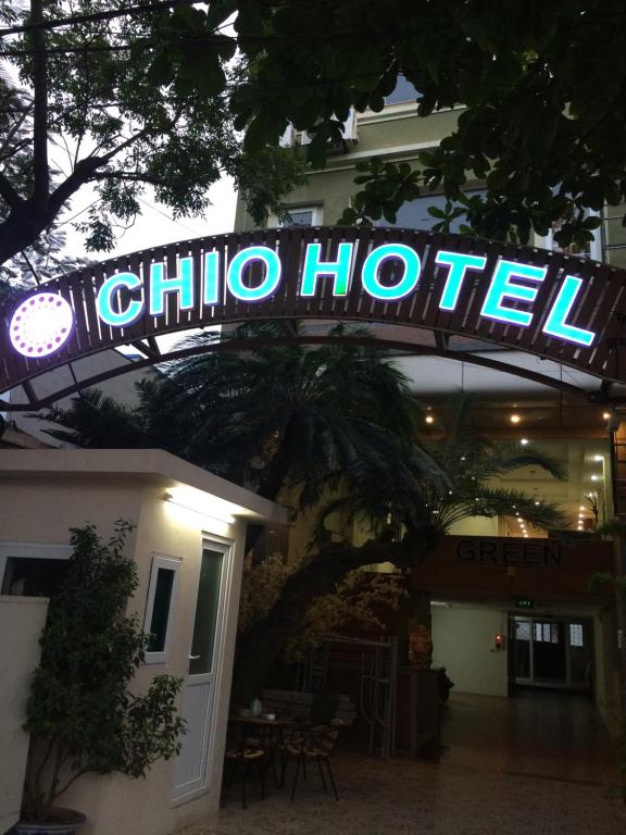 um sinal para um hotel Chino em frente a um edifício em Chio Hotel em Noi Bai