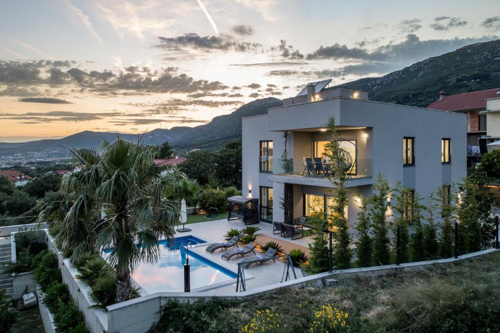 Villa Belvedere, Luxury Sea View Villa with Pool