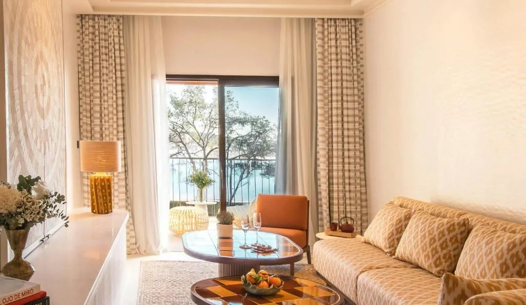 Deluxe Sea View Suite