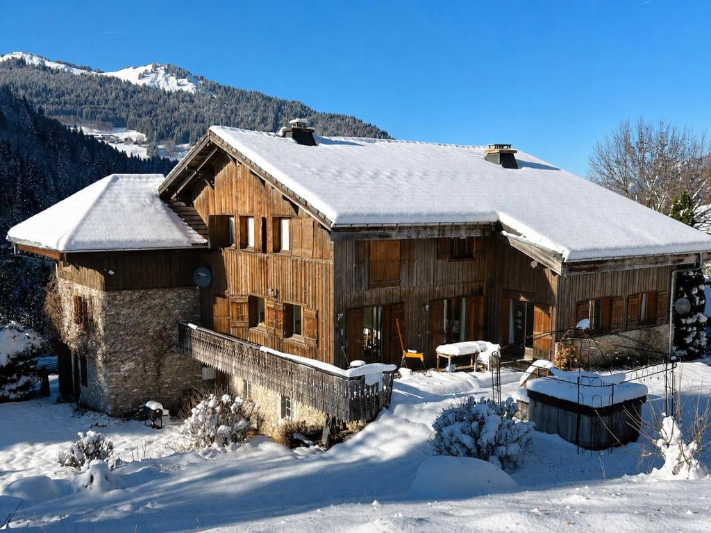 Celebrate in Style! Luxury Chalet - Ideal for Families and Groups - 17 plus - Hot Tub - Ski Bus - Parking