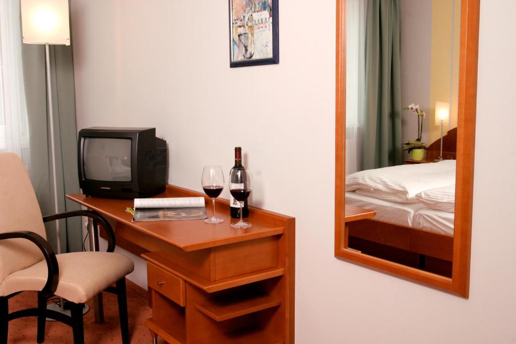 TV a/nebo společenská místnost v ubytování Hotel Florianerhof