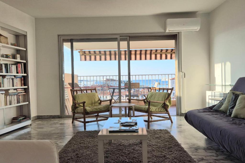 2-bedroom apt with gorgeous sea & city view