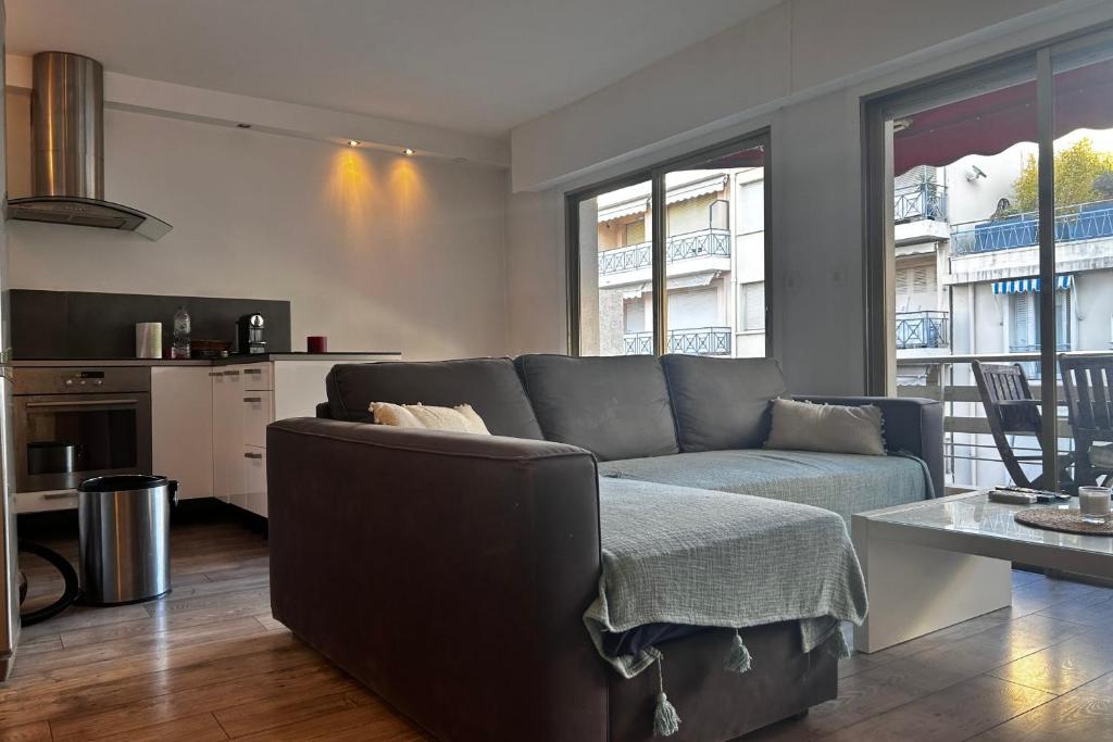 2 bedroom apt with AC next to the Martinez hotel
