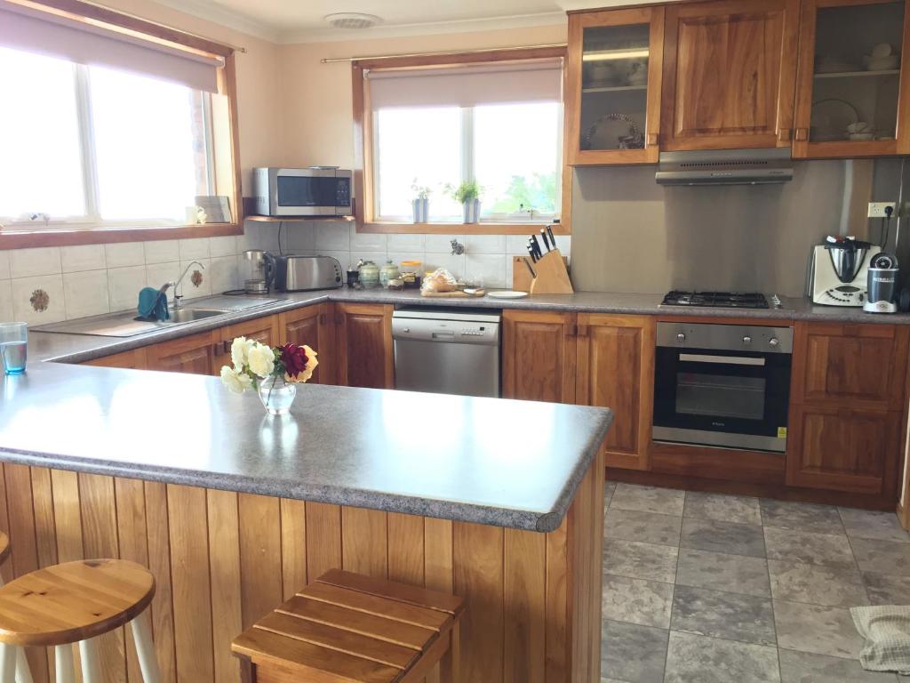 Kuchyň nebo kuchyňský kout v ubytování Penguin Seaside Homestay