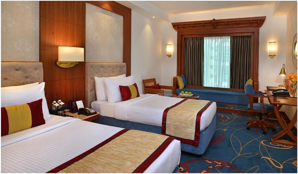 Postel nebo postele na pokoji v ubytování Fortune Landmark, Ahmedabad - Member ITC Hotels' Group