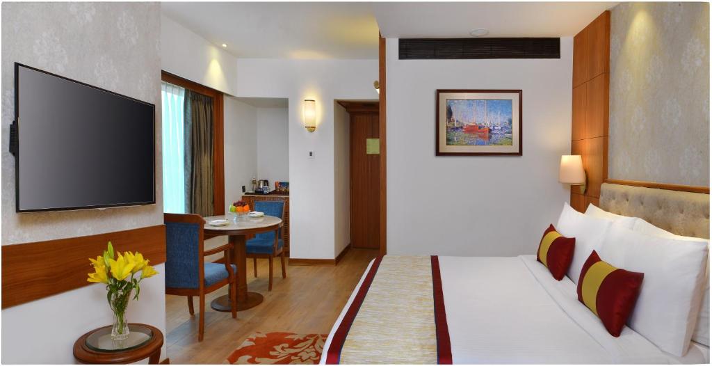 Postel nebo postele na pokoji v ubytování Fortune Landmark, Ahmedabad - Member ITC Hotels' Group