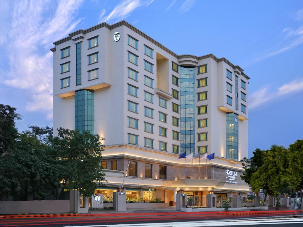 アーメダバードにあるFortune Landmark, Ahmedabad - Member ITC's Hotel Groupのホテルの書