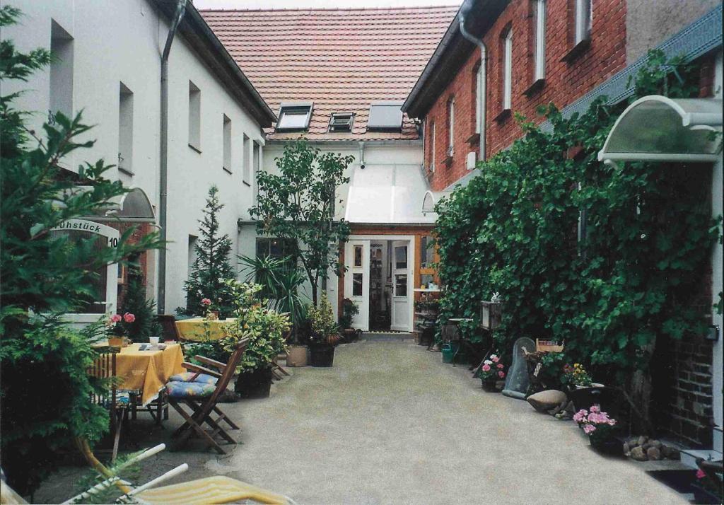 ヴェッチャウにあるAntik Apartments Spreewald/Vetschauの中庭(テーブル、椅子付)