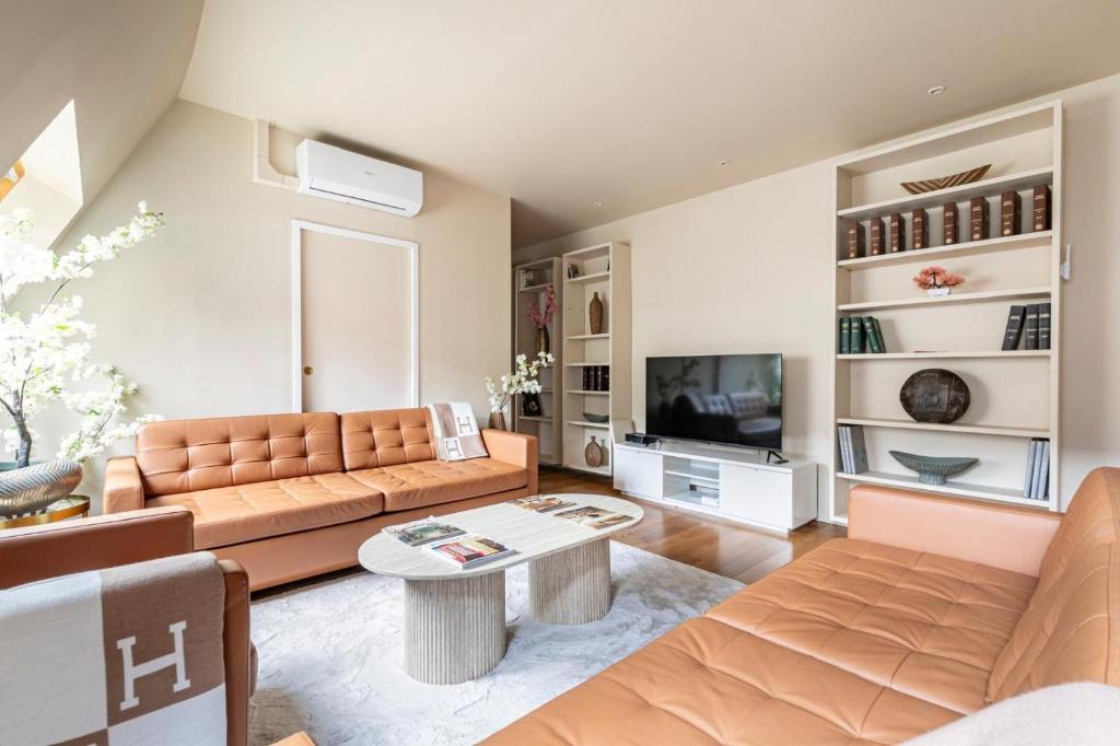 Paris - Luxury Category - Gold Triangle Up to 10 guests with AC