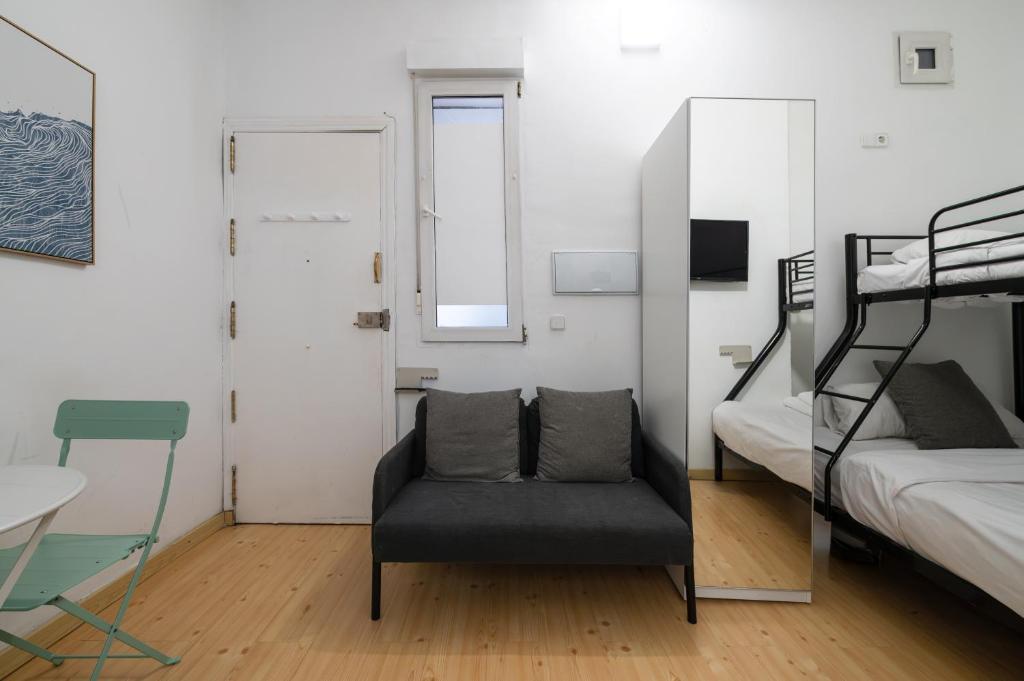 Loft Céntrico junto al Metro a 12 min de Plaza España con AC, WiFi y Lavadora