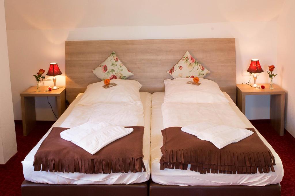 2 camas individuales en una habitación con 2 lámparas en Boutiquehotel Goldene Rose, en Rothenburg ob der Tauber