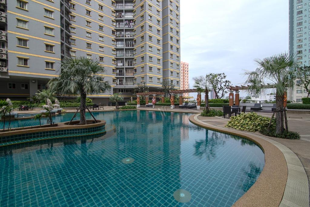 una piscina frente a algunos edificios altos en The Narathiwas Hotel & Residence Sathorn Bangkok en Bangkok