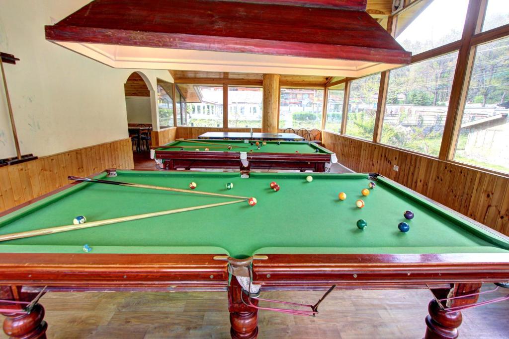 Biliár nebo kulečník v ubytování Hotel Kanishka Manali - 200m from Mall Road