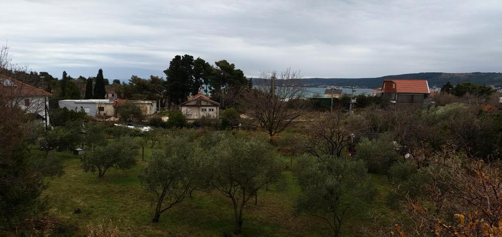 ein Dorf mit Häusern und Bäumen auf einem Feld in der Unterkunft Ivanka Apartment in Kaštela