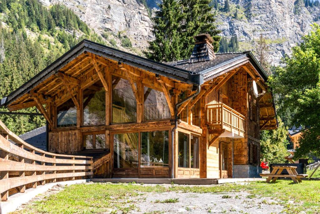 Large Mountain Chalet with Hot Tub Sleeps 19