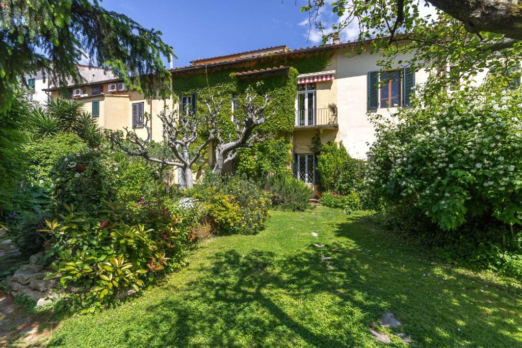 ogród przed budynkiem w obiekcie Casa Gabriella w Pizie