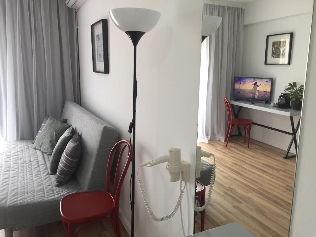 TV a/nebo společenská místnost v ubytování Pasithea Holiday Apartments