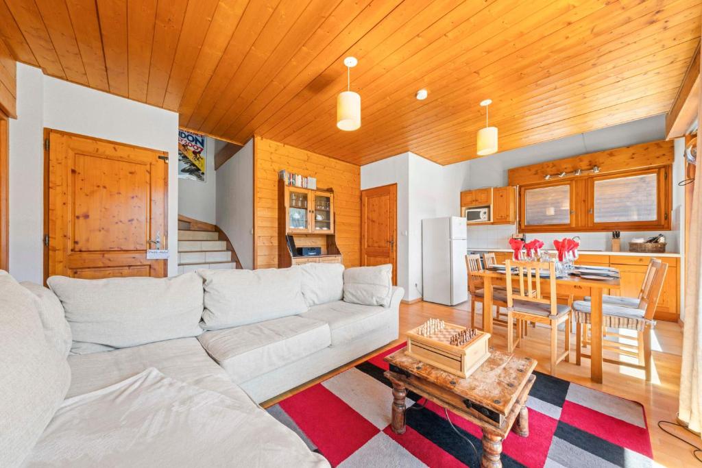On Ski Bus Route - Spacious - Sleeps 8