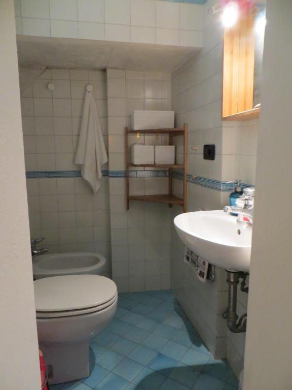 łazienka z toaletą i umywalką w obiekcie Casa Gabriella w Pizie