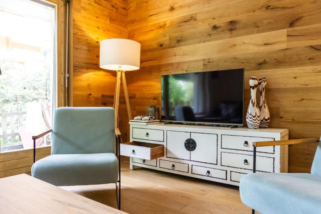 Contemporary Alpine 2-Bedroom Apartment
