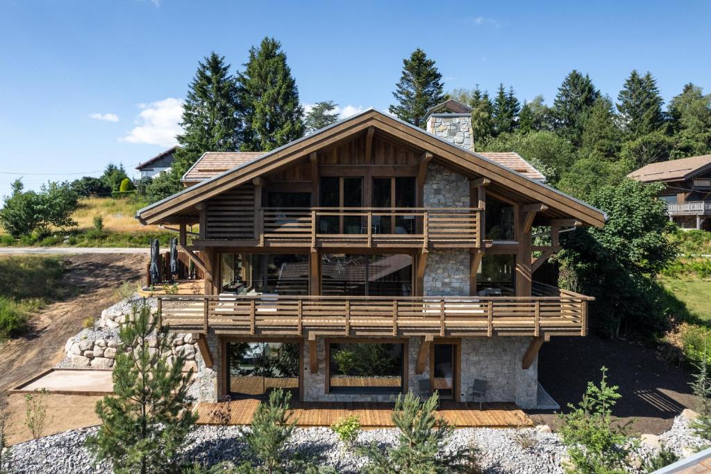 Chalet Mélèze, piscine intérieure, ski aux pieds et vue lac