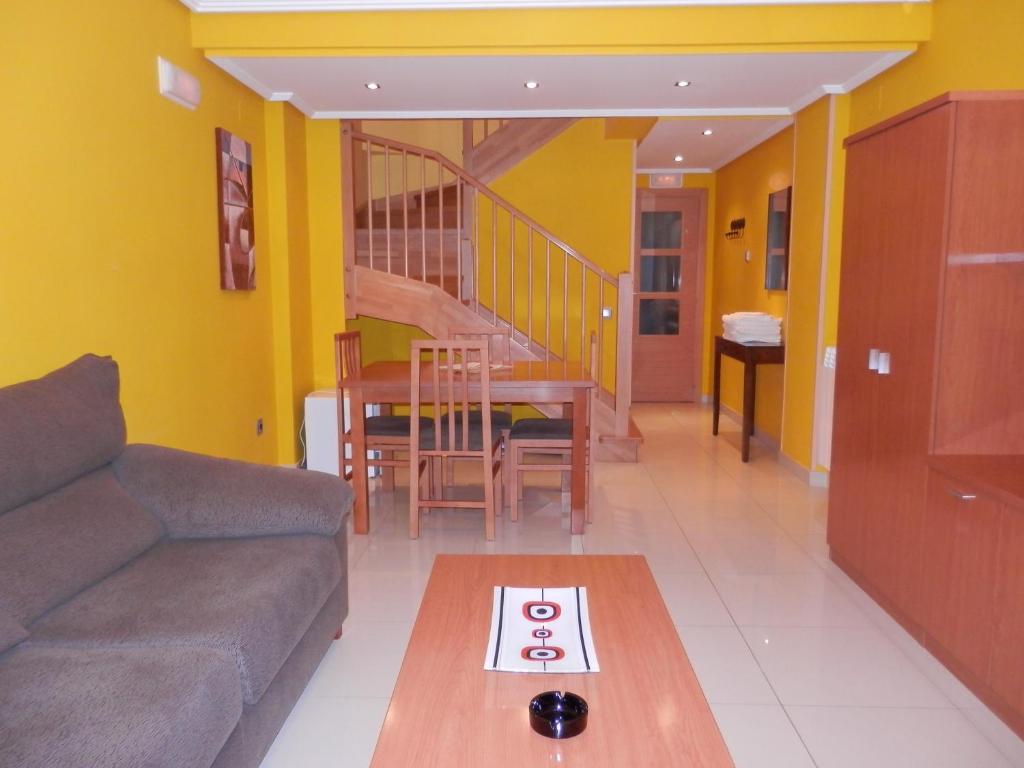 sala de estar con sofá y mesa en Apartamentos Monte Hernanz, en Riaza