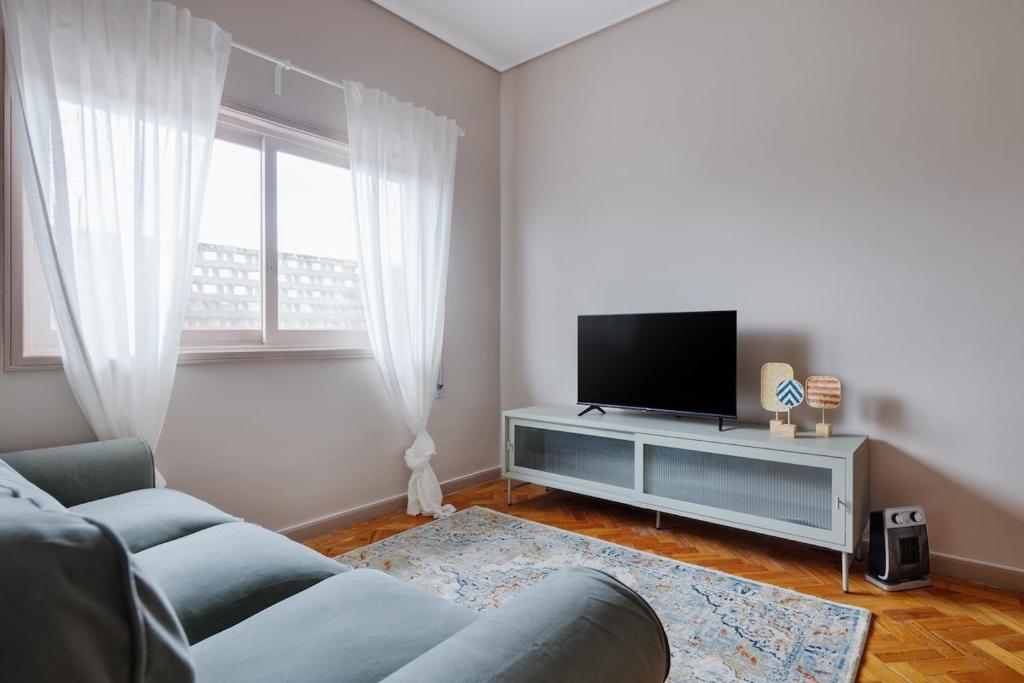 Spacious Family 3BR Apartment with Aqua Accents