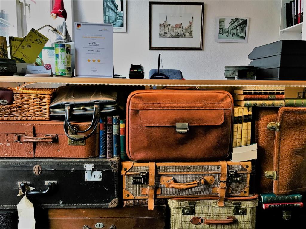 une pile de valises empilées les unes sur les autres dans l'établissement Hotel Abtshof, à Halberstadt