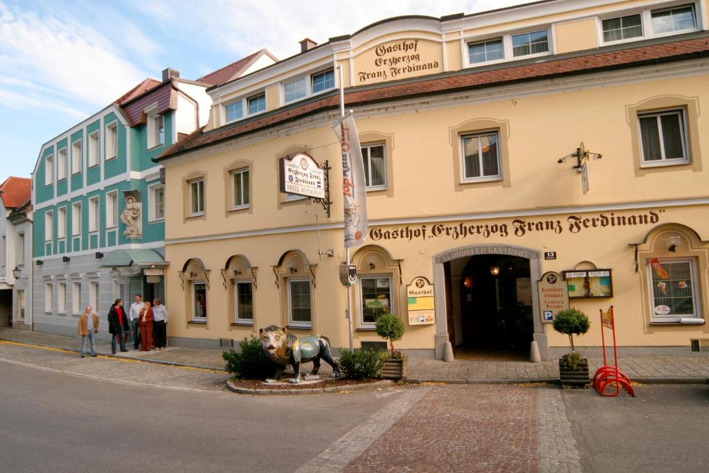 un edificio con una statua di cavallo davanti di Gasthof Erzherzog Franz Ferdinand a Markt Sankt Florian