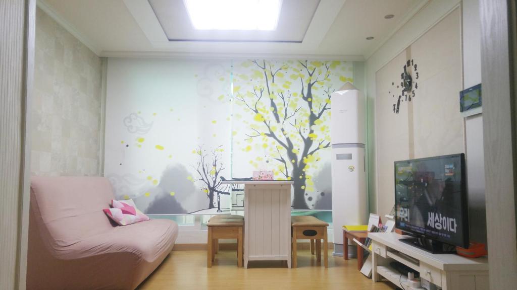 TV a/nebo společenská místnost v ubytování Comfortable as your home - JS1