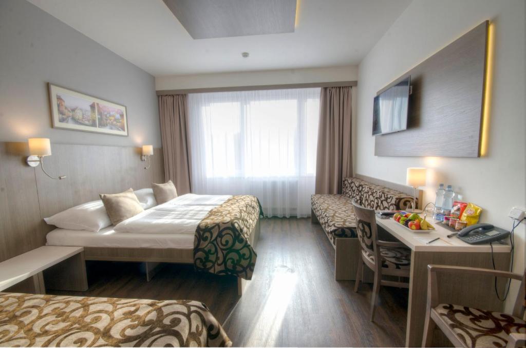 
Deluxe Triple Room with Water and Sauna World Access
