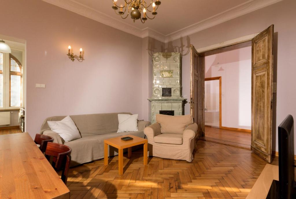 salon z kanapą i stołem w obiekcie Forum Sopot w mieście Sopot