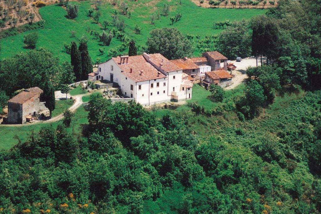 eine Luftansicht eines Hauses auf einem Hügel in der Unterkunft Agriturismo di Baroni Enzo in Dicomano