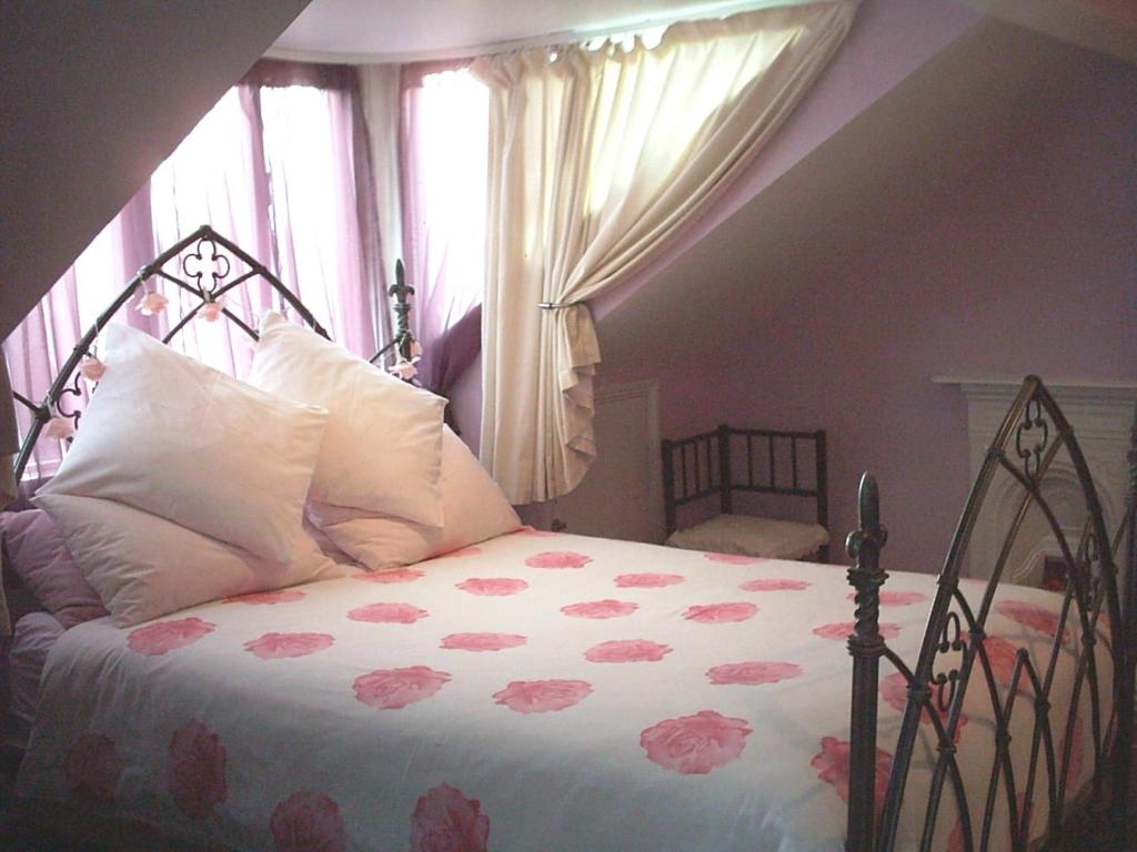 A bed or beds in a room at Melrose House 