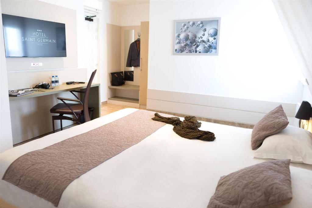 A bed or beds in a room at Hôtel Le Saint Germain